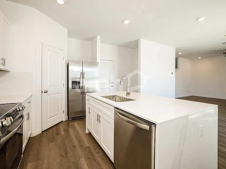 2391 Monroe Ave — Photo 4