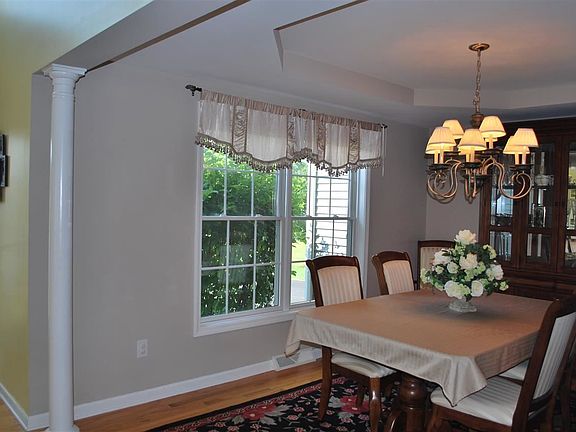3rd image of 27 Heritage Ct
