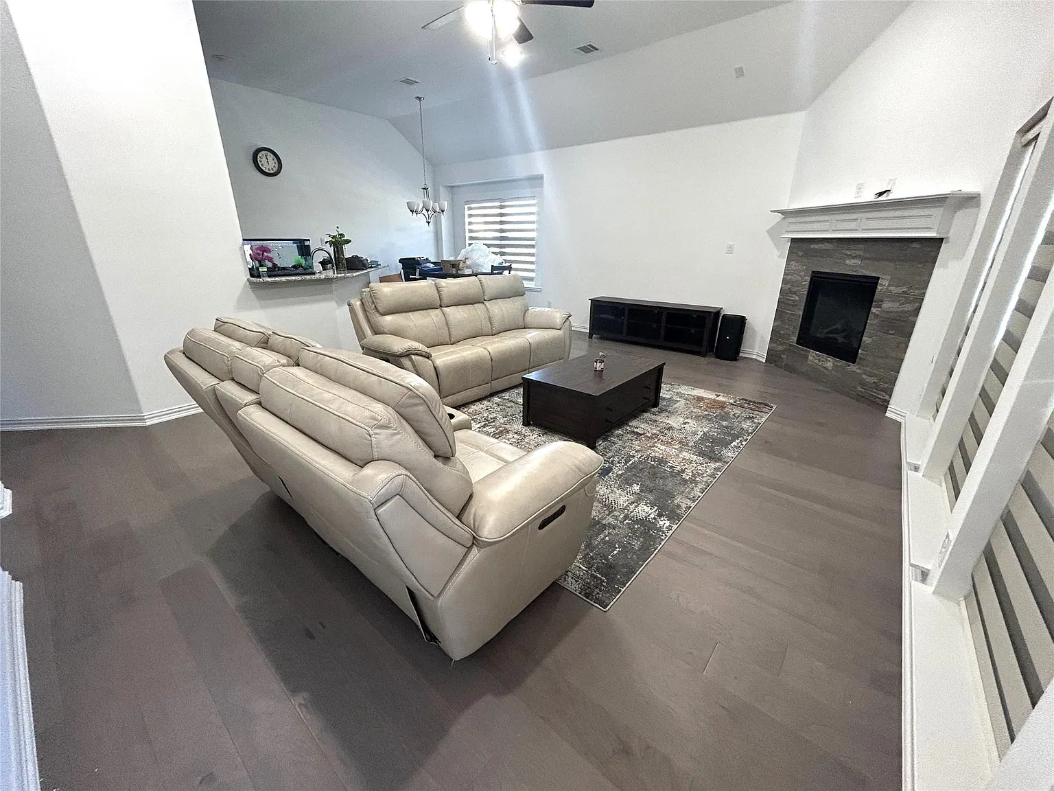 3 bed, 1928 sqft, $2,595 — Photo 3