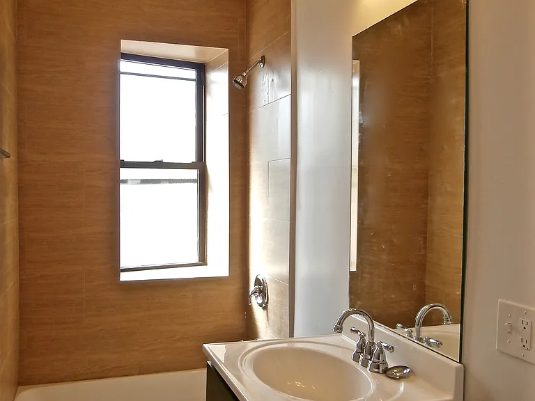 6701-03 N Clark St #3 — Photo 5