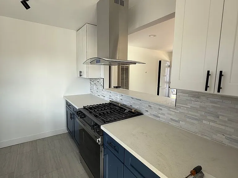 945 Carson St — Photo 1