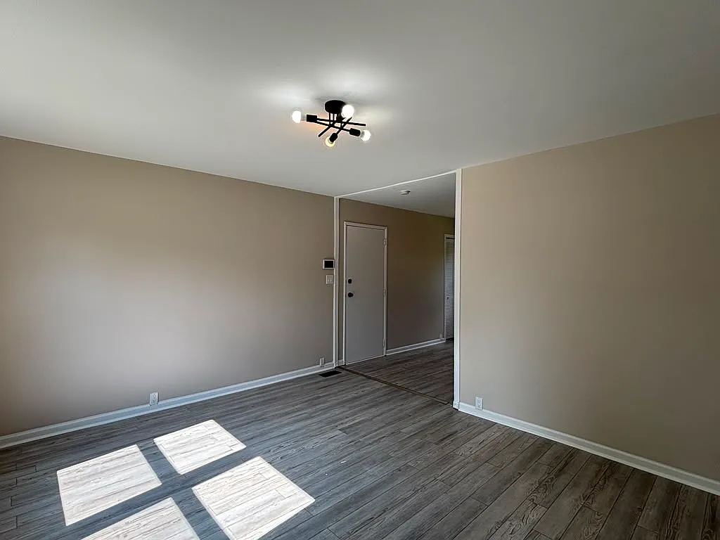3 bed, 906 sqft, $2,300 — Photo 3