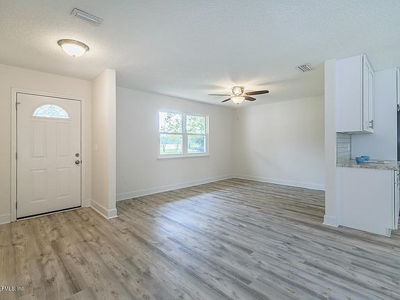 4th image of 104 Oakwood Ct