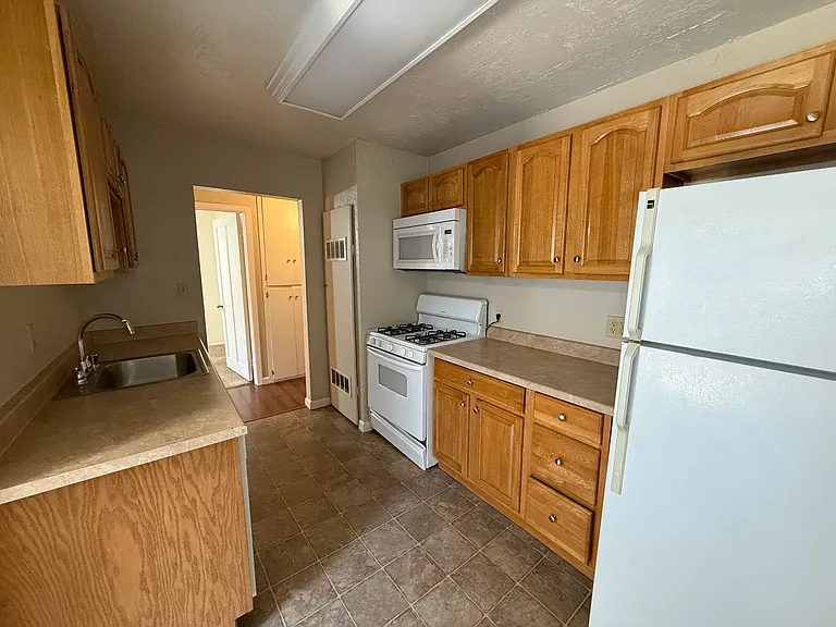 390 Ash St #1 — Photo 4