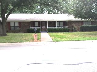906 S Colonial Dr, Cleburne, TX 76033