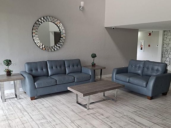 5th image of 230 Lakeview Dr APT 310