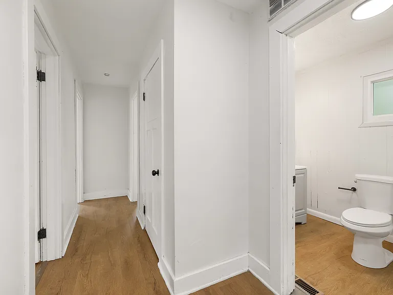 Bathroom / hallway