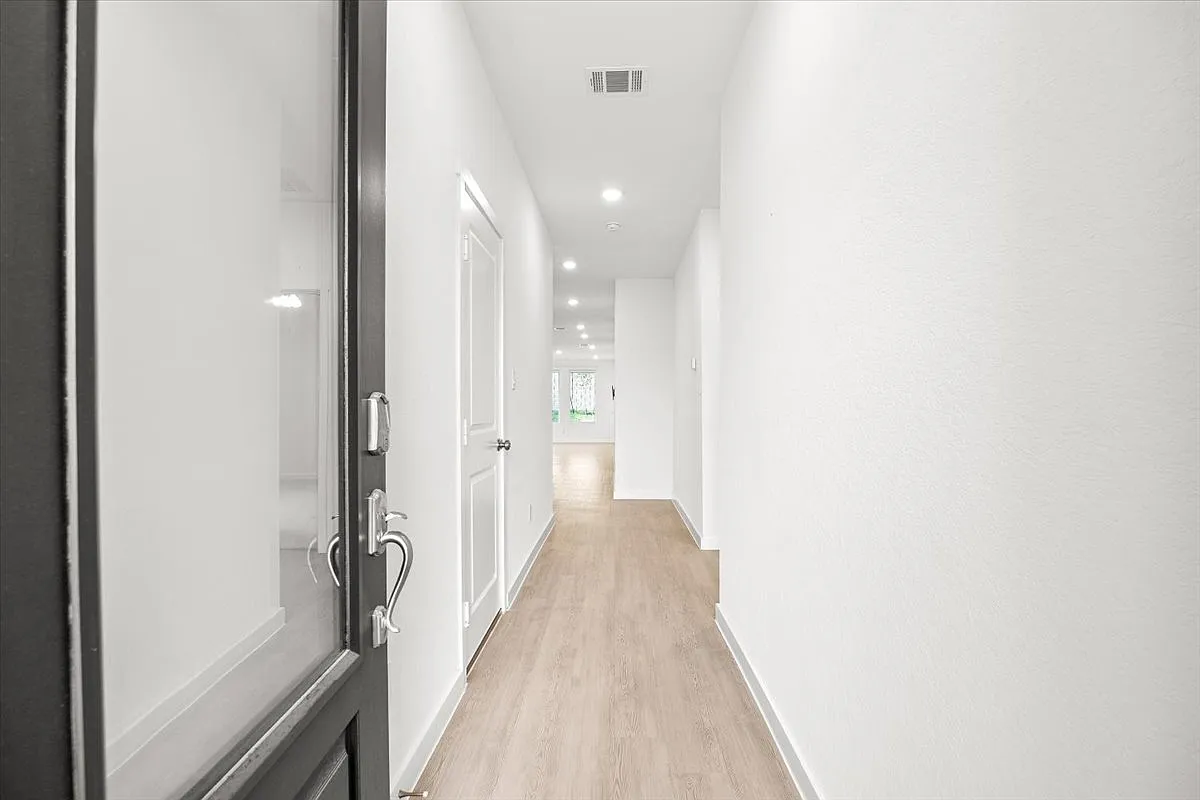 Spacious 4-Bed Home with Modern Upgrades, Fenced Yard & Community Pool in San Antonio — Photo 3