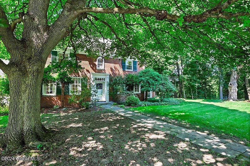 4th image of 181 Pinewoods Avenue