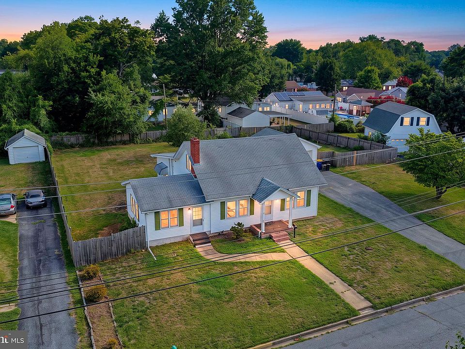 1st image of 21 Roosevelt Ave