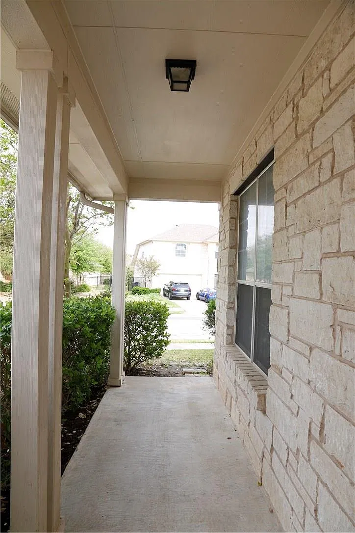 4 bed, 2.5 bath, 2391 sqft, $2,300 — Photo 4