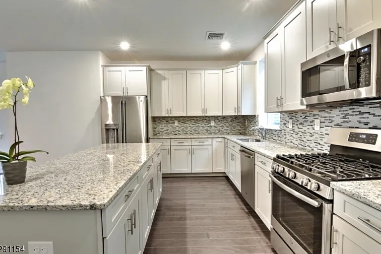702 Parkview Ln — Photo 4