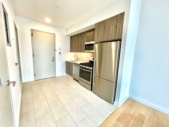 5th image of 4107 Crescent St APT 2D