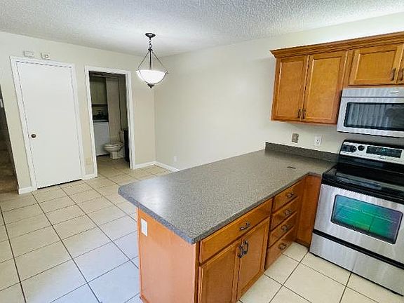 4th image of 709 NW 98th Cir