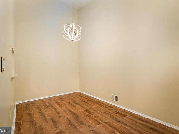 4th image of 20 Chamberlin Ct