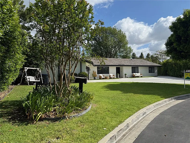 1530 Robin Way — Photo 35