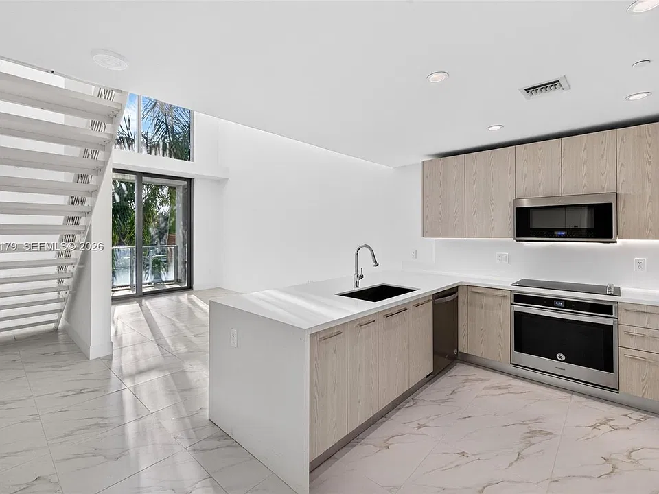 2000 Metropica Way #215