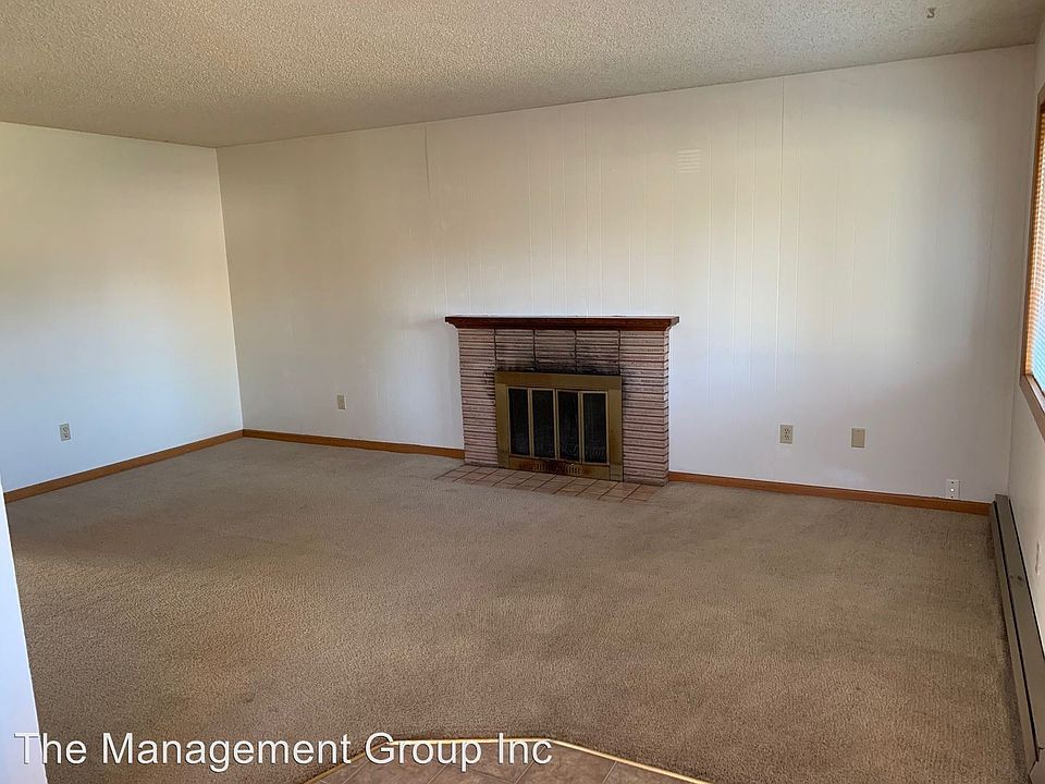 1st image of 704 NE 108th Ave