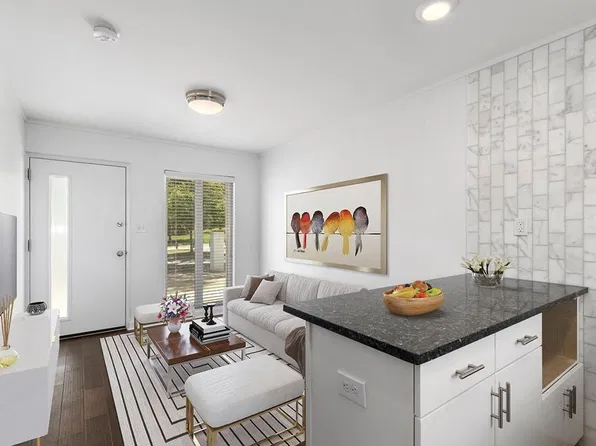 Little Henry, 376 W Magnolia Ave #9518f36a1, Auburn, AL 36832