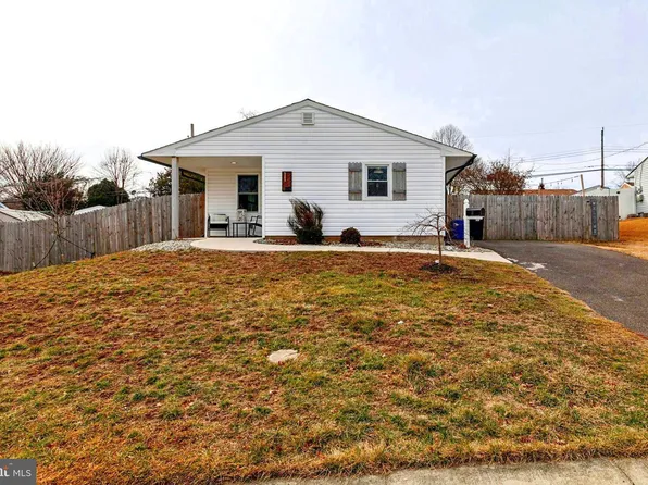 11 Tall Pine Ln, Levittown, PA 19054