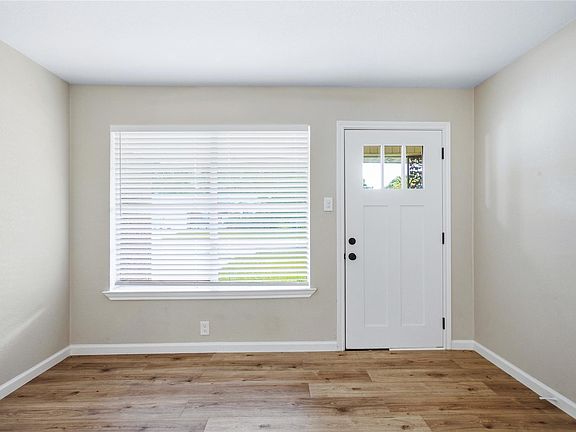 3rd image of 1006 N Grant Dr