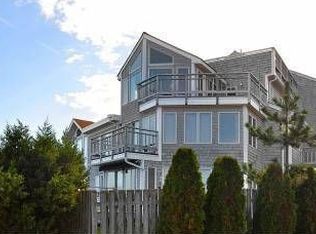 2 Oceanside Pl, Narragansett, RI 02882