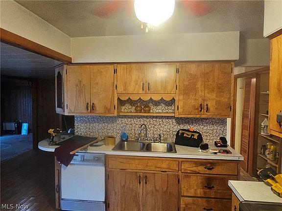 4th image of 856 Cornell St