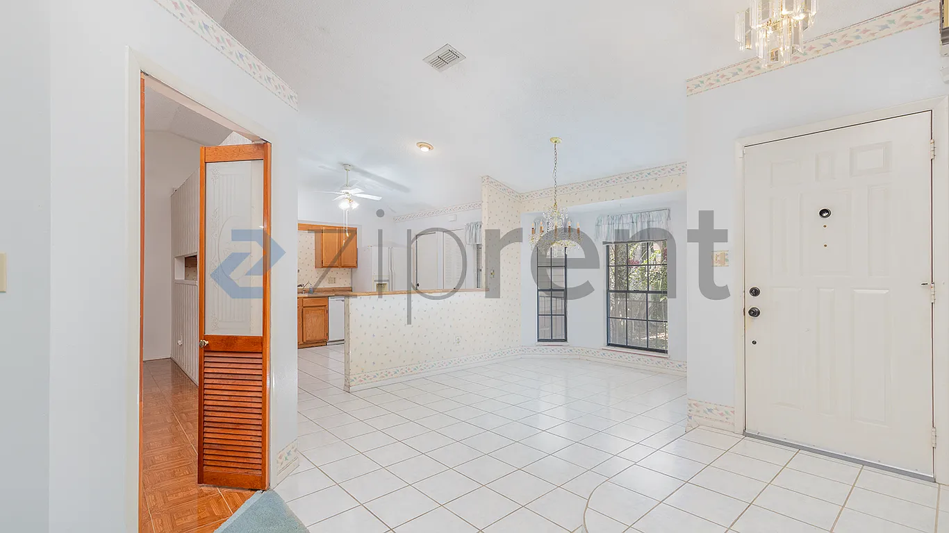 3 bed, 15041988 sqft, $2,100 — Photo 2