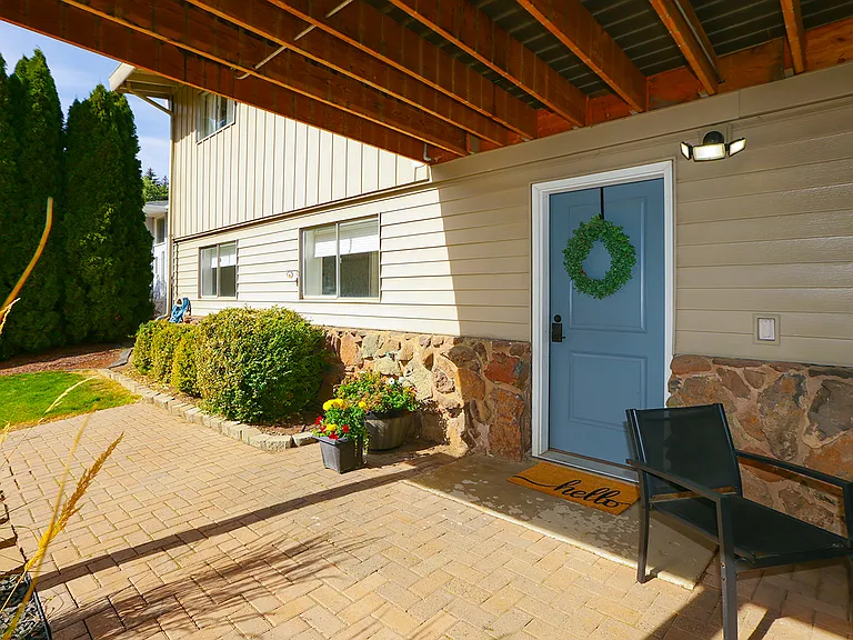 600 SW Dawnview Ct — Photo 2