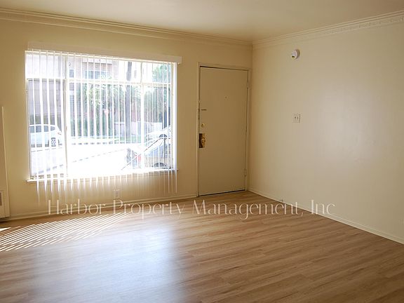 3rd image of 535 S Manhattan Pl APT 1