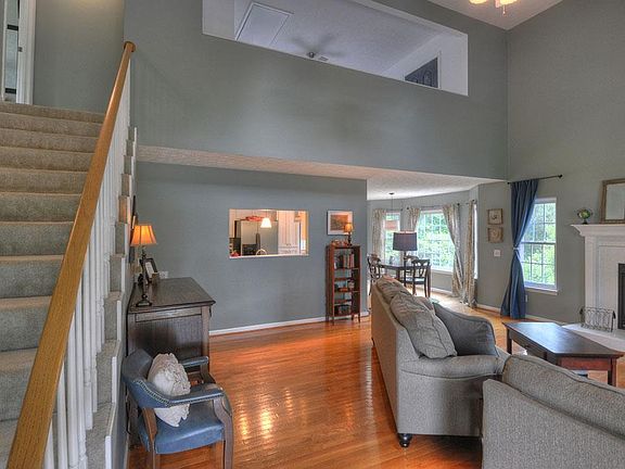 3rd image of 1004 Lakeside Ct