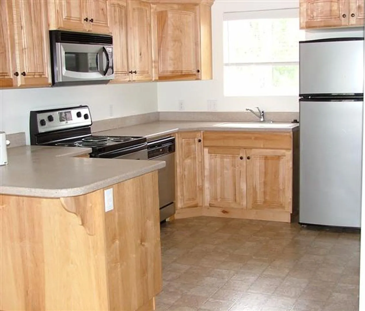 Room in 3 bed 2.5 bath townhome. — Photo 2