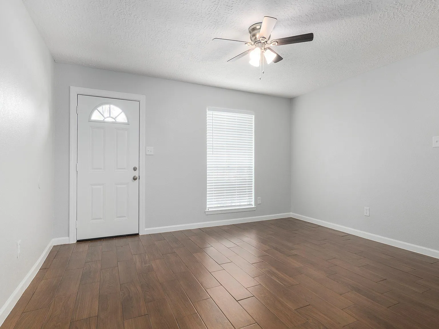 3 bed, 2.0 bath, 1125 sqft, $1,800 — Photo 2