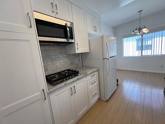 4th image of 828 10th St APT 6