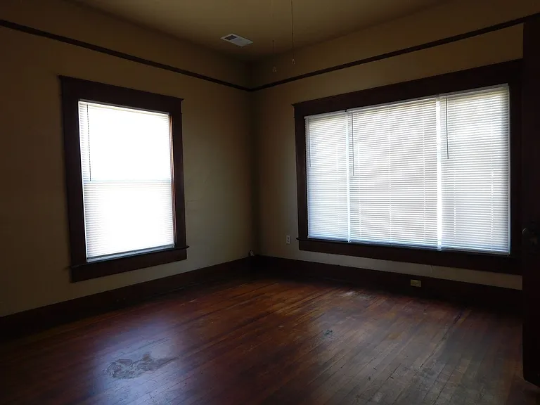 1525 N Greenwood Ave — Photo 3