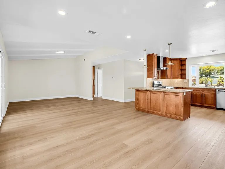 6246 Decanture St — Photo 9