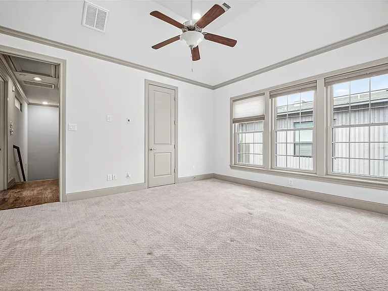 308 W Bell St — Photo 43
