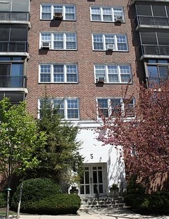 2nd image of 5 Roosevelt Pl #C006f-606