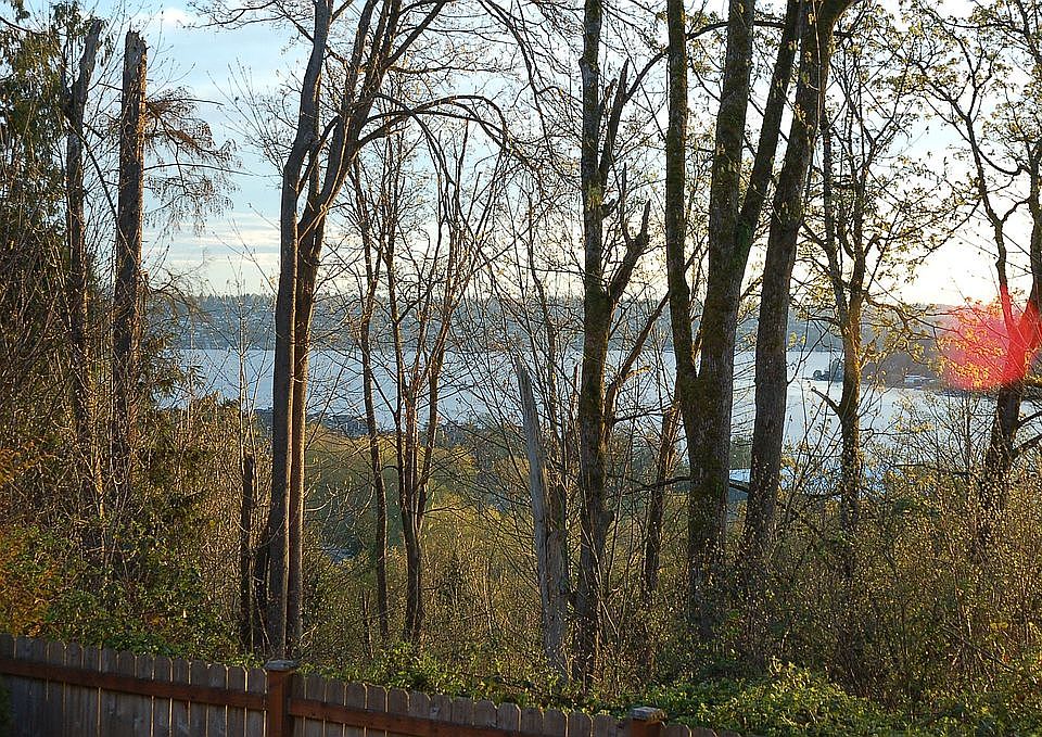 Fully-fenced, backs to greenbelt with Lake Washington and territorial views 