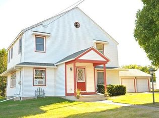 617 E 1st St, Waconia, MN 55387