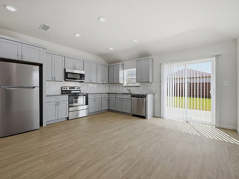 1819 Boxwood Dr — Photo 8