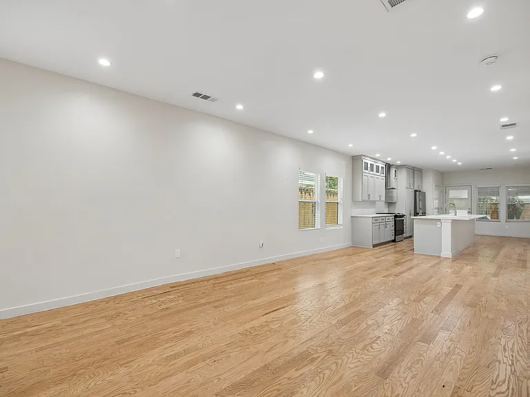 710 N Madison Ave — Photo 4