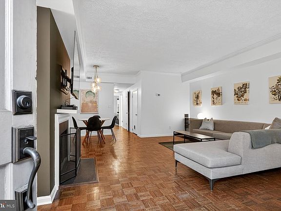 4th image of 1949 Calvert St NW #1/2