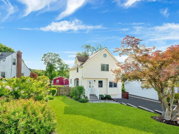 22 Livingston Avenue, Valhalla, NY 10595