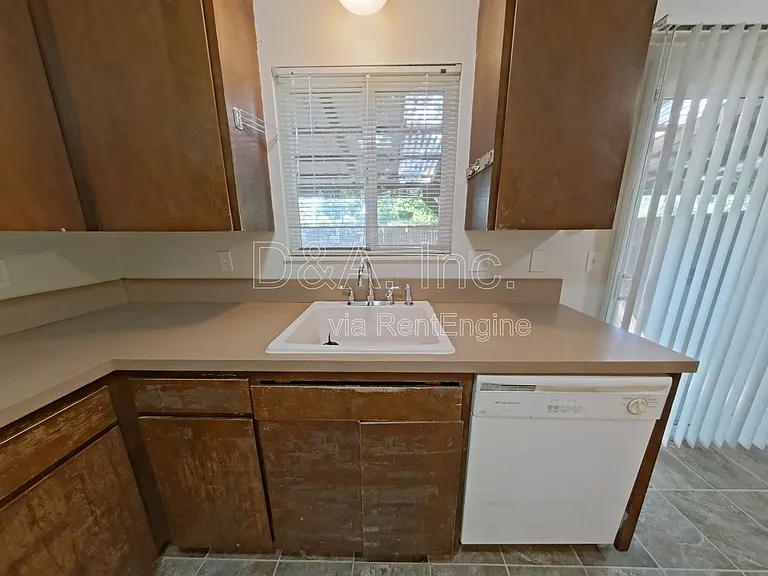 108 NE Conifer Blvd #3 — Photo 4