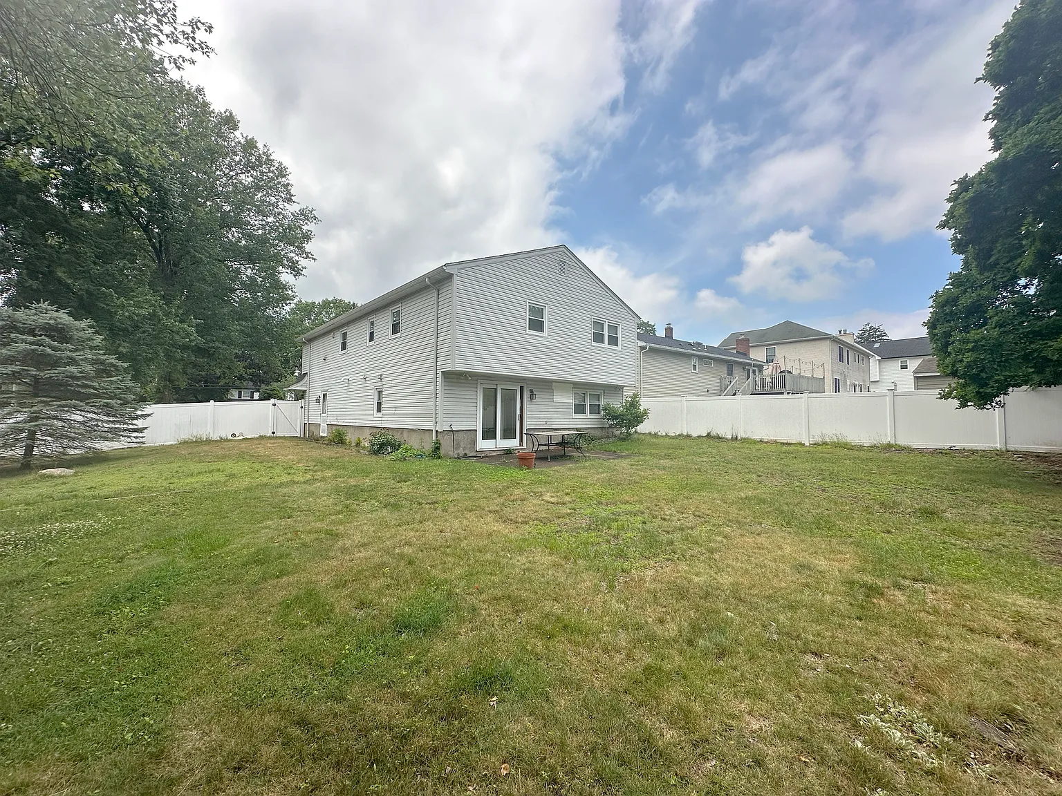 4 bed, 2233 sqft, $5,300 — Photo 2
