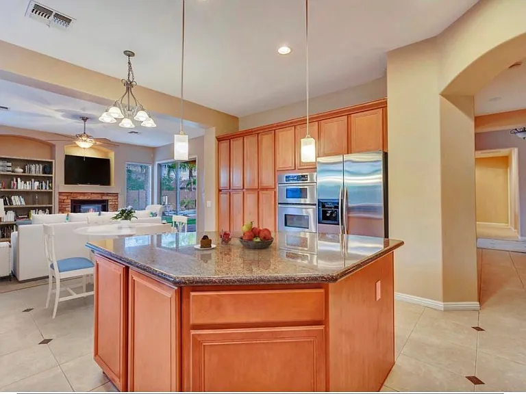 961 W Macaw Dr — Photo 2