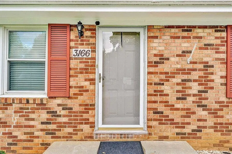 4 bed, 2.0 bath, 2318 sqft, $2,500 — Photo 4