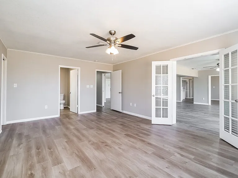 1033 Campbell Ave — Photo 9