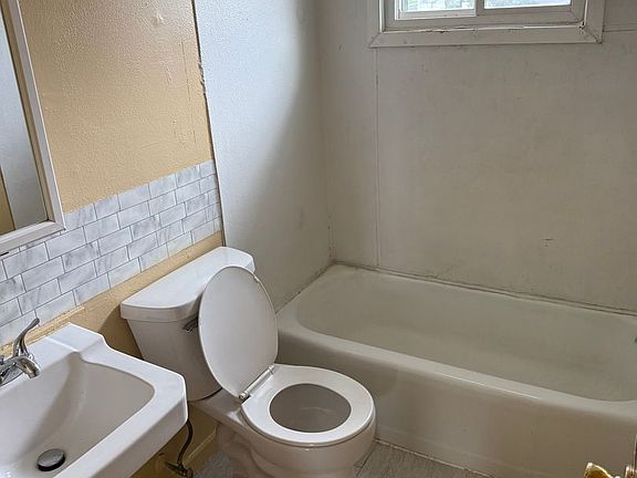 5th image of 225 Miriam Dr APT C